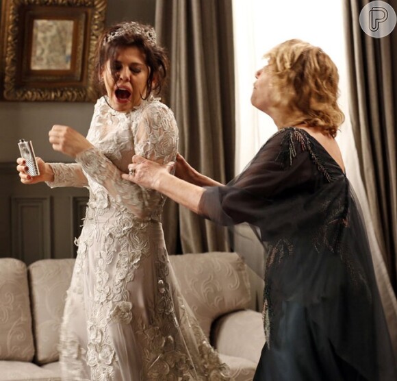 Nora (Renata Sorrah) tenta tirar a bebida de Nelita (Bárbara Paz), mas não consegue, na novela 'A Regra do Jogo'