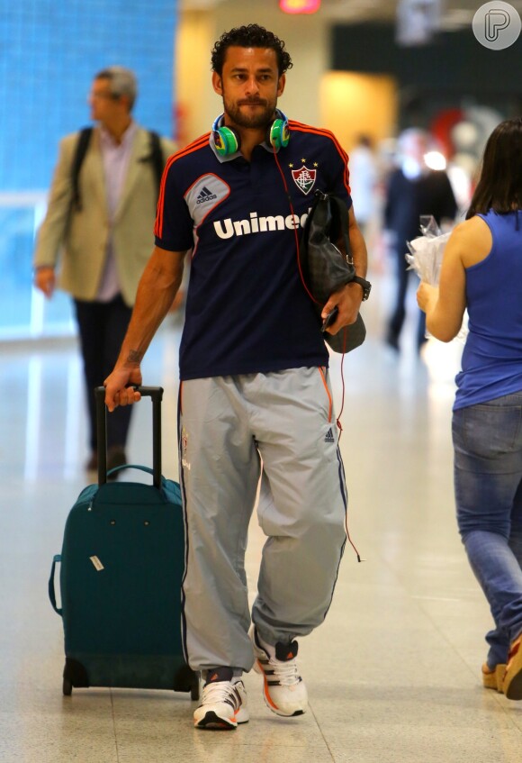 Fred caminha no aeroporto Santos Dumont, no Rio