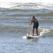 Leandro Hassum, agora magro, mostra habilidade no stand up paddle em praia