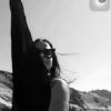 Anitta sensualiza em passeio de lanchacom amigos e tenta dançar 'Bang' em cima de uma prancha