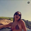 Anitta sensualiza em passeio de barco com amigos e tenta dançar 'Bang' em cima de uma prancha