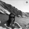 Anitta sensualiza em passeio de barco com amigos e tenta dançar 'Bang' em cima de uma prancha