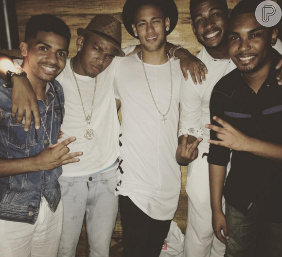 Nego do Borel postou a foto ao lado de Neymar na festa de aniversário de Gabriel Medina