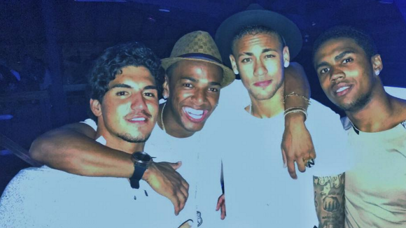 Neymar canta com Nego do Borel e rebola na festa de Gabriel Medina. Vídeos!