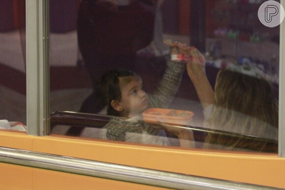 Grazi Massafera dá o almoço de sua filha, Sofia, de 1 ano