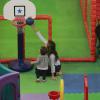 Grazi Massafera brinca de jogar basquete com a filha, Sofia