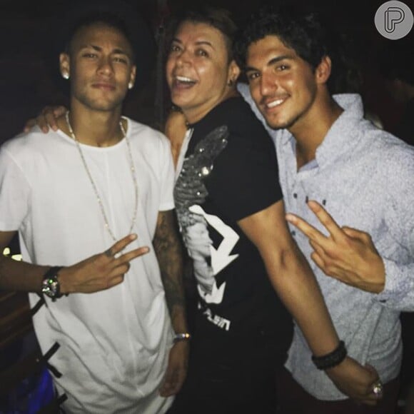 Neymar foi um dos convidados da festa de aniversário de Gabriel Medina. O jogador cantou, rebolou e tocou pandeiro na comemoração