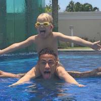 De férias, Neymar aproveita manhã de sol em piscina ao lado do filho, Davi Lucca
