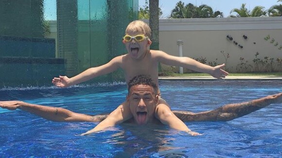 De férias, Neymar aproveita manhã de sol em piscina ao lado do filho, Davi Lucca