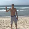Neymar curtiu o dia de sol também na praia