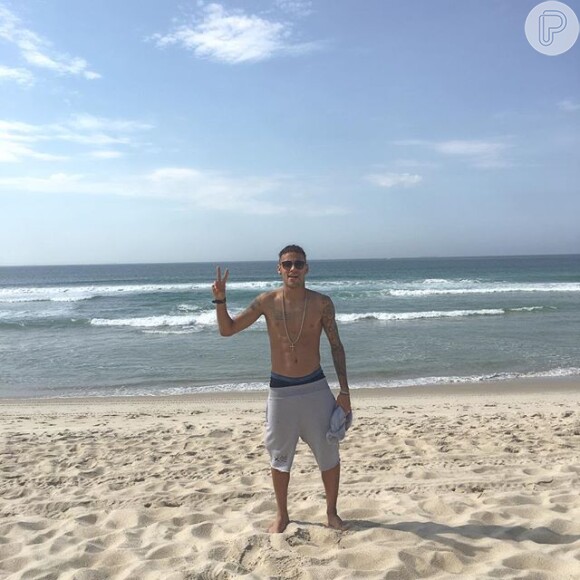Neymar curtiu o dia de sol também na praia