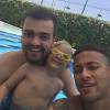 Neymar e o filho, Davi Lucca, tiveram a companhia do amigo do jogador Gustavo Almeida
