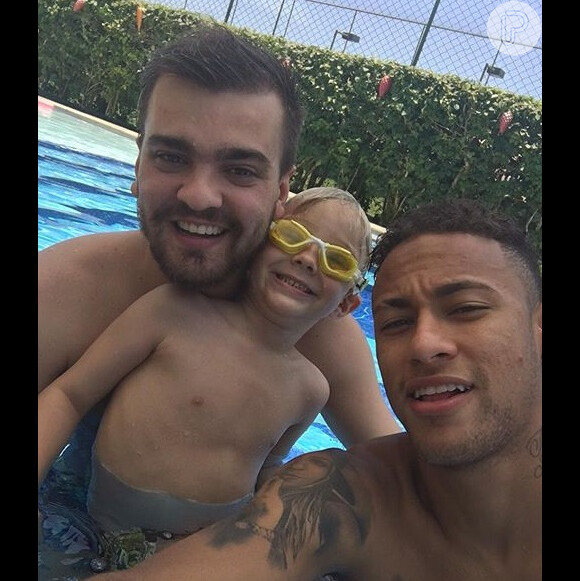 Neymar e o filho, Davi Lucca, tiveram a companhia do amigo do jogador Gustavo Almeida
