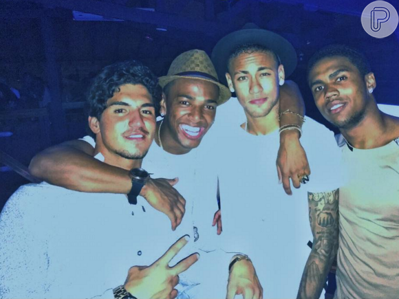 Neymar e Nego do Borel foram à festa de aniversário de Gabriel Medina, na noite desta terça-feira, 22 de dezembro de 2015
