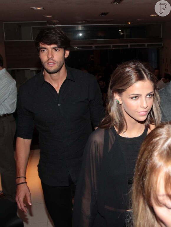 Kaká foi clicado ao lado da suposta namorada, Vanessa Ribeiro, durante peça teatral em São Paulo