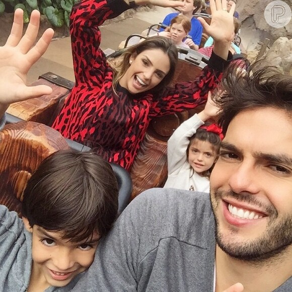 Kaká e Carol Celico viajaram com os filhos Luca e Isabella para a Disney no começo do ano