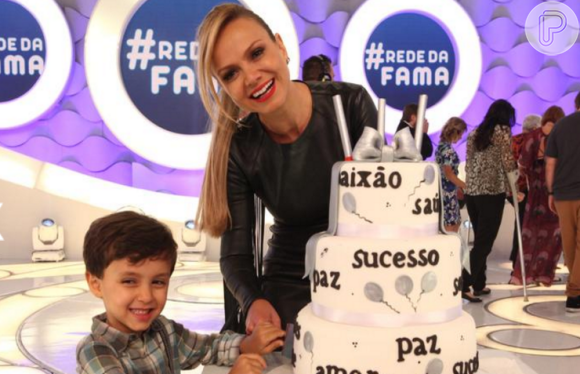 A apresentadora, de 42 anos, é mãe de Artur de 4 - fruto de seu relacionamento com João Marcelo Bôscoli