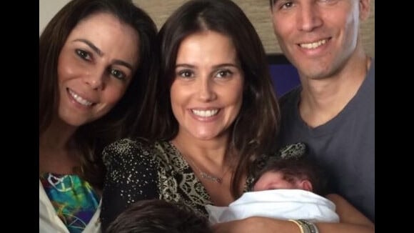 Deborah Secco posa ao lados dos irmãos com a filha, Maria Flor: 'Família unida'