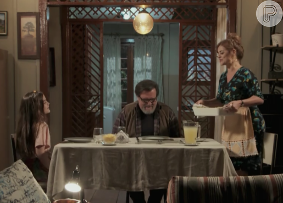 Massimo (Luis Melo) recebe incentivo de Felícia (Mel Maia) para ir atrás de Salomé (Inês Peixoto), na novela 'Além do Tempo'