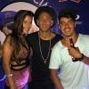 Neymar posou para fotos ao lado de fãs. O atacante chegou ao lado da mãe, Nadine Santos, e de amigos e ficou em camarote