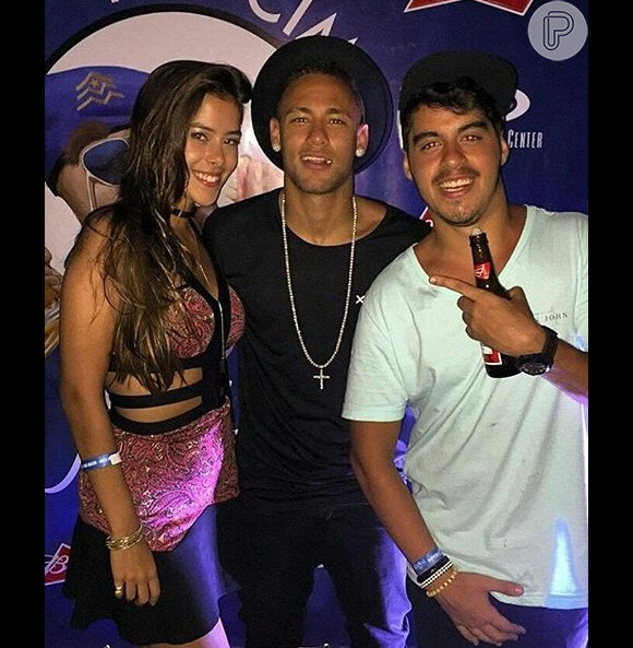 Neymar posou para fotos ao lado de fãs. O atacante chegou ao lado da mãe, Nadine Santos, e de amigos e ficou em camarote