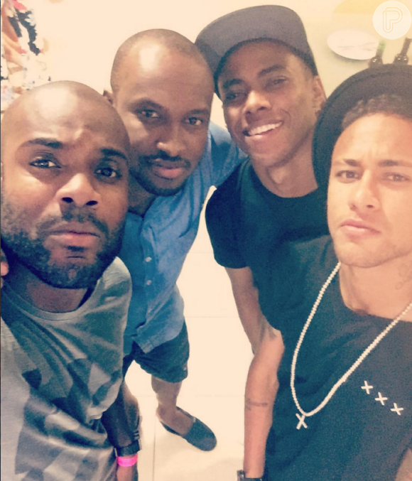 Rafael Zulu também marcou presença no show de Thiaguinho e postou foto ao lado de Neymar