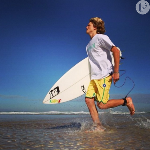 Surfista, Pedro compartilha os momentos na praia. 'That's my way home' ('Esse é meu caminho para casa')