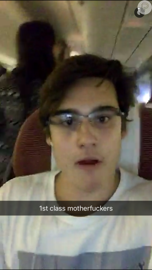 O ator mostrou aos seguidores no Snapchat que está viajando em um avião de primeira classe