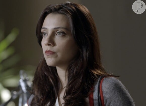 Roberto (Rômulo Estrela) percebe que Anita (Letícia Persiles) não está feliz, na novela 'Além do Tempo'