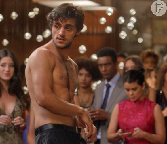 Jonatas (Felipe Simas) tira a roupa e Eliza (Marina Ruy Barbosa) morre de vergonha, na novela 'Totalmente Demais'