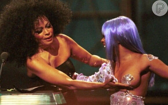 Em 1999, Diana Ross ficou inconformada com o vestido de Lil' Kim, que deixava um dos seios da cantora à mostra. A veterana então resolveu apalpar o corpo de Lil