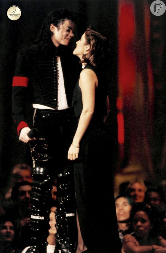 Em 1994, foi um beijo que gerou polêmica no VMA. Michael Jackson era casado com Lisa Marie Presley, filha de Elvis. Muitos diziam que o casamento deles era fachada e o rei do pop quis mostrar o contrário. O cantor chamou a mulher ao palco e a beijou. Ainda assim, o ato foi considerado uma jogada de marketing