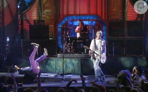 O baixista do Nirvana fez a apresentação da banda no VMA de 1992 ser inesquecível. Enquanto tocava 'Lithium', Krist Novoselic jogou seu baixo para  cima e, ao tentar pegá-lo de volta, o instrumento caiu em sua cabeça