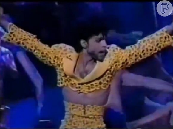 Em 1991, Prince levou 80 pessoas seminuas para o palco do VMA, a fim de simular uma orgia. O cantor ainda foi vestido com uma roupa amarela que deixava a bunda de fora