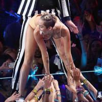Assim como Miley Cyrus, relembre artistas que fizeram shows polêmicos no VMA