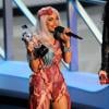Em 2010, Lady Gaga criou polêmica antes mesmo de cantar. Ela foi ao prêmio com uma roupa feita de carne crua