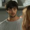 Jonatas (Felipe Simas) jura para Eliza (Marina Ruy Barbosa) que é inocente, na novela 'Totalmente Demais'
