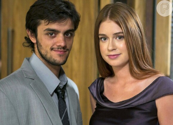 Eliza (Marina Ruy Barbosa) chega na prisão e dá um beijo em Jonatas (Felipe Simas), na novela 'Totalmente Demais'
