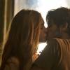 Jonatas (Felipe Simas) aproveita a distração de um policial e beija Eliza (Marina Ruy Barbosa) mais uma vez, na novela 'Totalmente Demais'