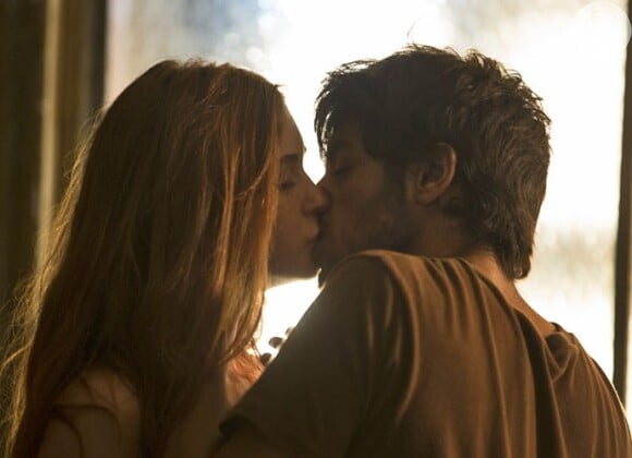 Jonatas (Felipe Simas) aproveita a distração de um policial e beija Eliza (Marina Ruy Barbosa) mais uma vez, na novela 'Totalmente Demais'
