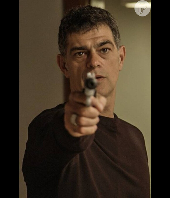Orlando (Eduardo Moscovis) planeja um sequestro e invade a casa de Gibson (José de Abreu) com capangas, na noite de Réveillon, na novela 'A Regra do Jogo', em 2 de janeiro de 2016