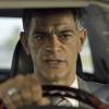 Orlando (Eduardo Moscovis) sai da mansão levando Gibson (José de Abreu) de carro, na novela 'A Regra do Jogo'