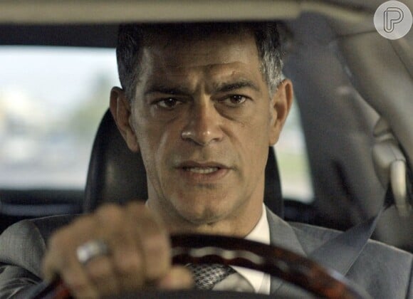 Orlando (Eduardo Moscovis) sai da mansão levando Gibson (José de Abreu) de carro, na novela 'A Regra do Jogo'