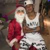 Neymar compartilhou sentado no colo do pai, vestido de Papai Noel: 'Feliz Natal. Eu e meu Papai Noel'