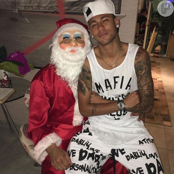 Neymar compartilhou sentado no colo do pai, vestido de Papai Noel: 'Feliz Natal. Eu e meu Papai Noel'