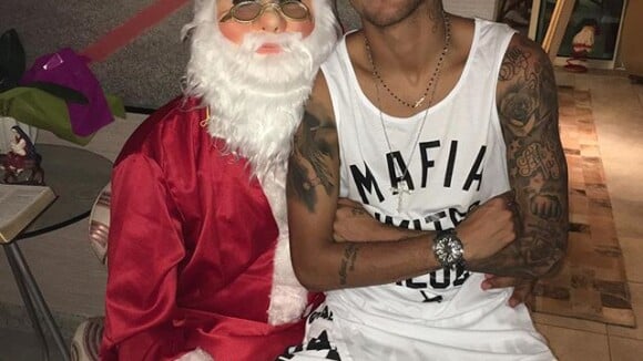 Neymar senta no colo do pai vestido de Papai Noel e comemora: 'Feliz Natal'