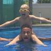 Neymar também tem curtido dias na piscina ao lado do filho, Davi Lucca