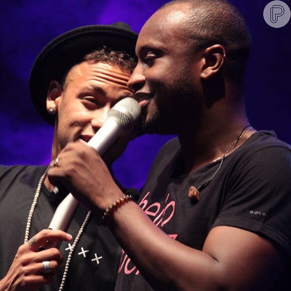 Neymar cantou ao lado do amigo Thiaguinho em show do artista em Santos, litoral de São Paulo