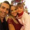 Ticiane Pinheiro postou uma foto com a filha Rafaella Justus no colo ao lado do namorado, o jornalista César Tralli