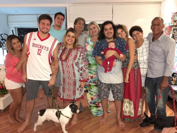 Preta Gil postou foto com a família e festejou o primeiro mês de vida da neta, Sol de Maria, na noite de Natal